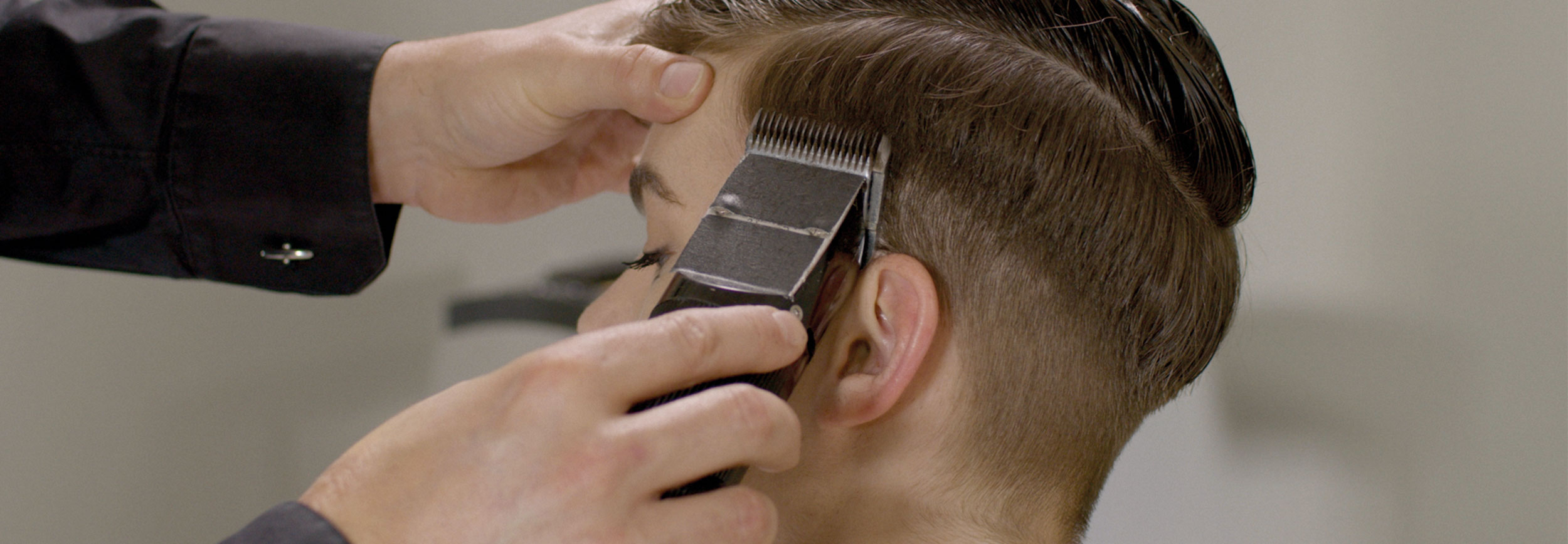 Tutoriel coiffure homme : coupe Undercut avec dégradé avec la tondeuse  cheveux Precison Cut…